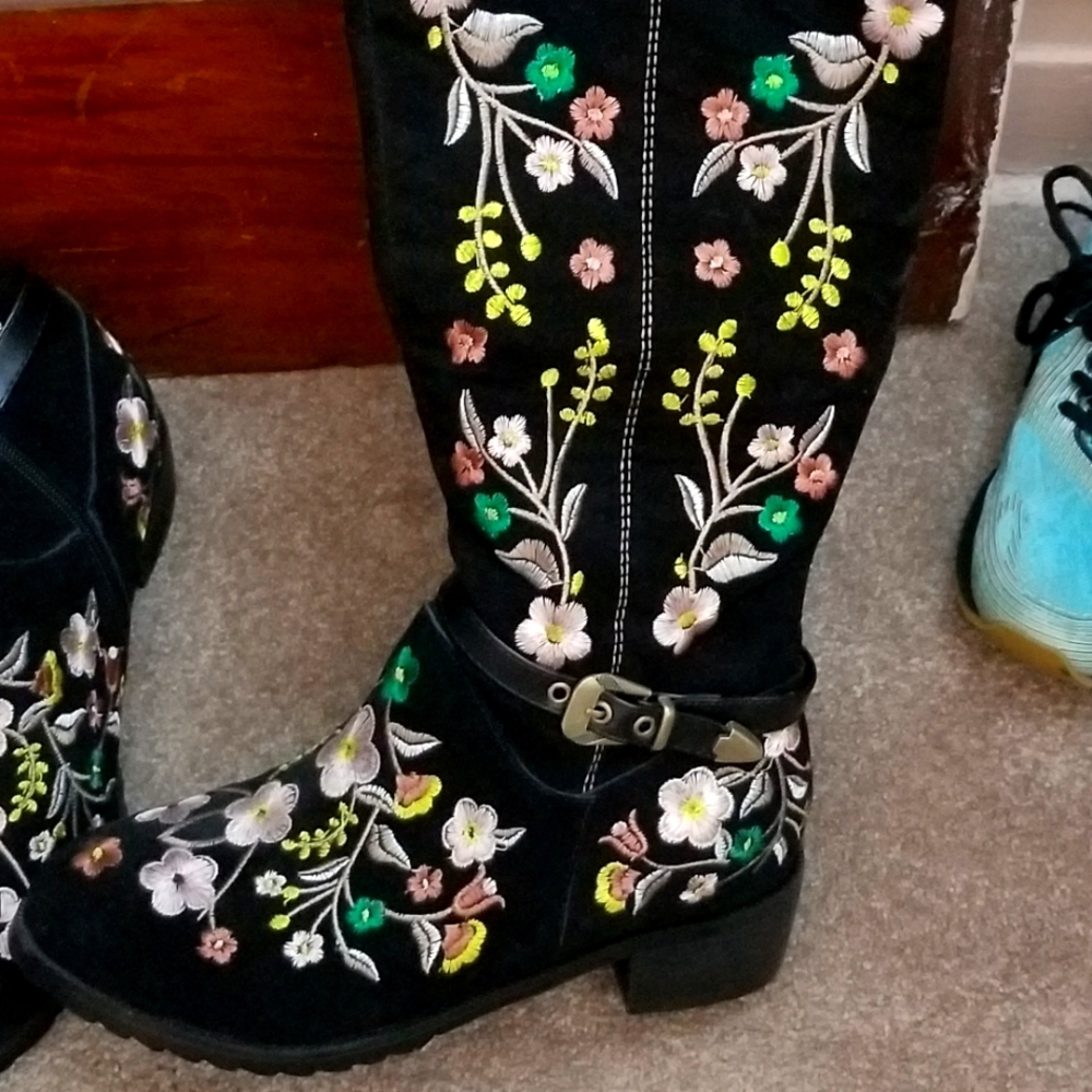 Embroidered boots with lining.
